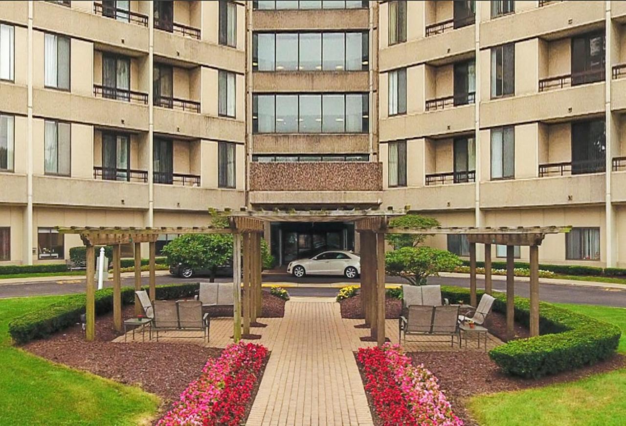 Short Term Rentals At The Park At Trowbridge Senior Community Southfield Exterior photo